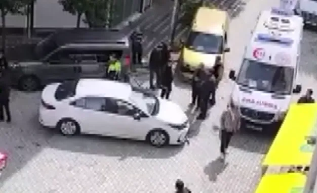 Zeytinburnu'nda korku dolu anlar: Kavşakta çarpışan araçlardan birinde çocuk yaralandı