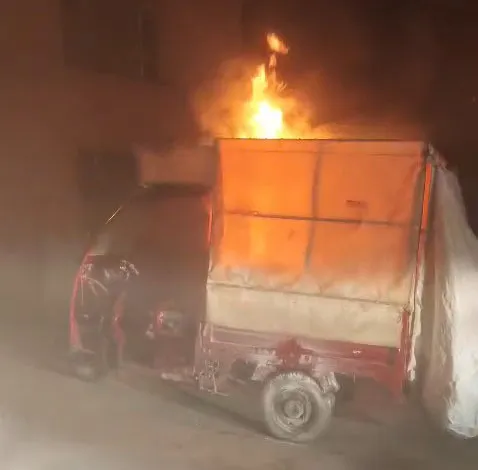 Yolda gördüğü alevlere kayıtsız kalamadı: Ambulans şoförünün kahramanlığı kamerada
