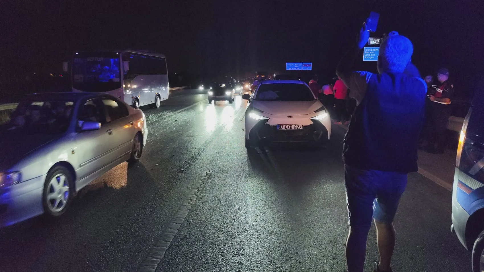 Antalya'da gece yarısı zincirleme kaza: Köpeğe çarpan araç devrilince ortalık karıştı