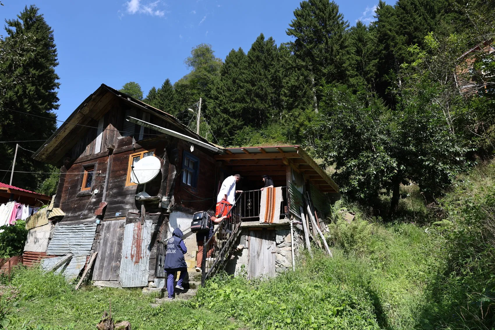 Ayder'in asırlık çınarı için seferberlik: 109 yaşındaki Sabriye teyzenin imdadına sağlık ekipleri yetişti