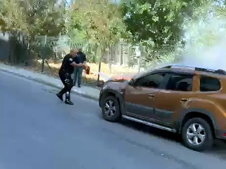 Avcılar'da alevlerin ortasında kalan sürücüye polis ve tankerden hayat kurtaran müdahale