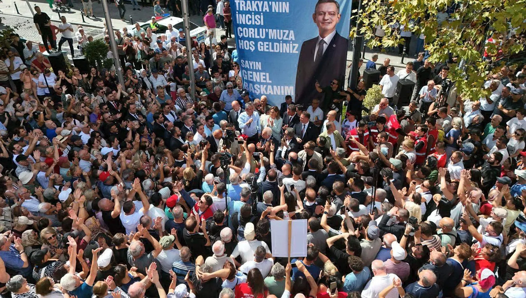 Özgür Özel'den Tekirdağ'da 'Yeni Yol' çıkışı: Bir bankın üstünden iktidara yürüyüş