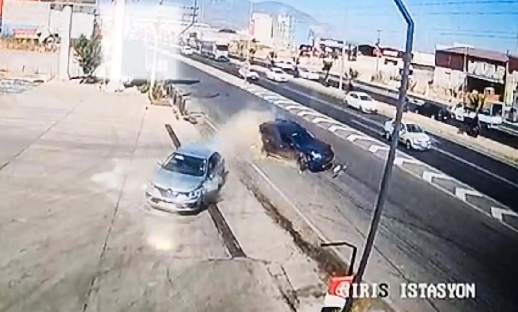 Turgutlu'da akaryakıt istasyonunda dehşet anları: TIR'a çarparak durabildi