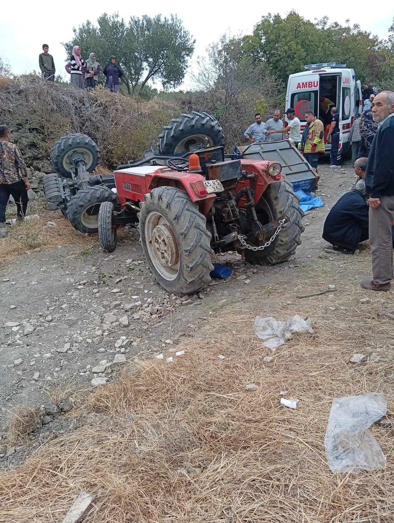 Demirci'de tarla yolunda can pazarı: Traktör kazası iki can aldı