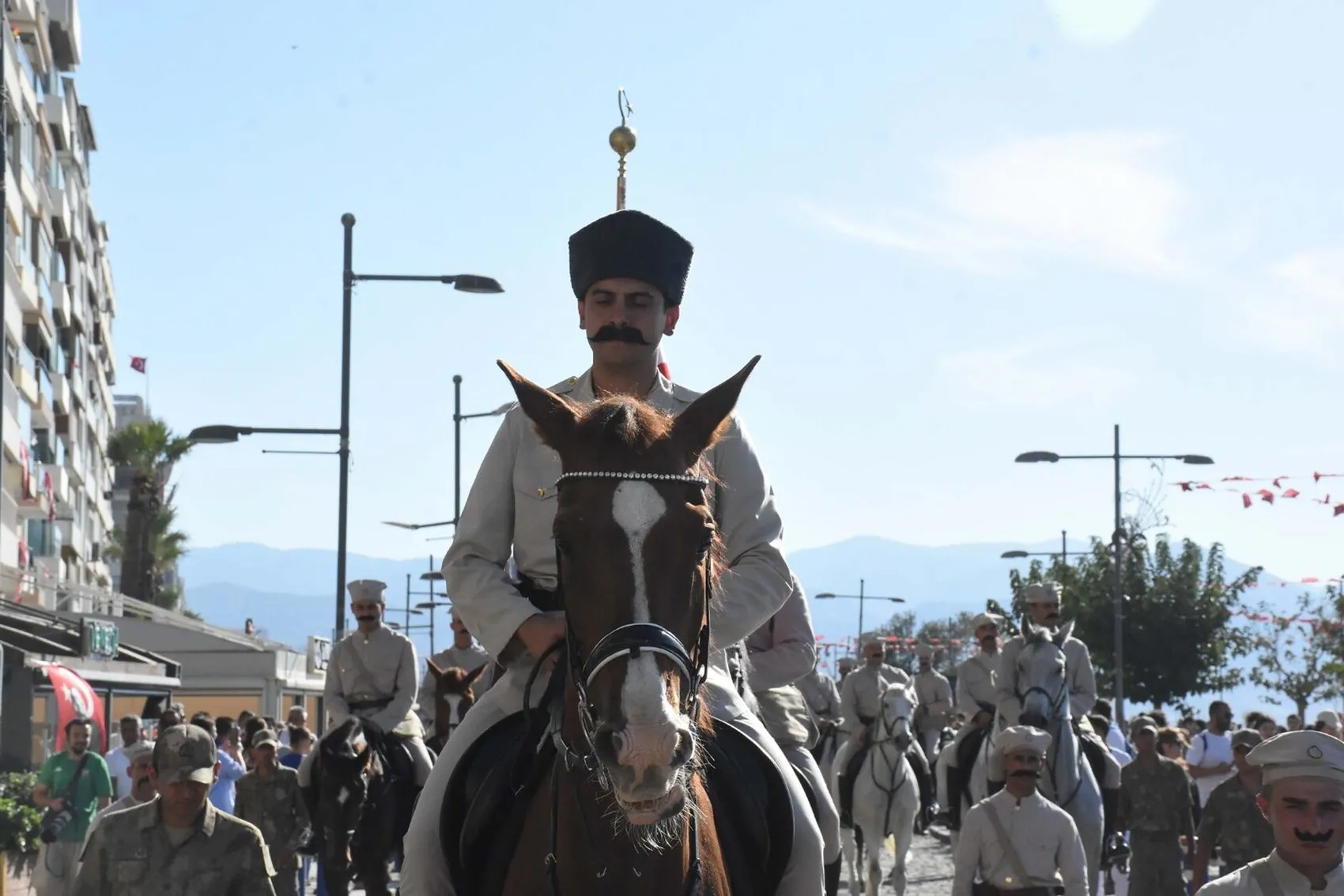 İzmir semalarında nefes kesen kutlama: Kurtuluş coşkusu gökyüzüne taşındı