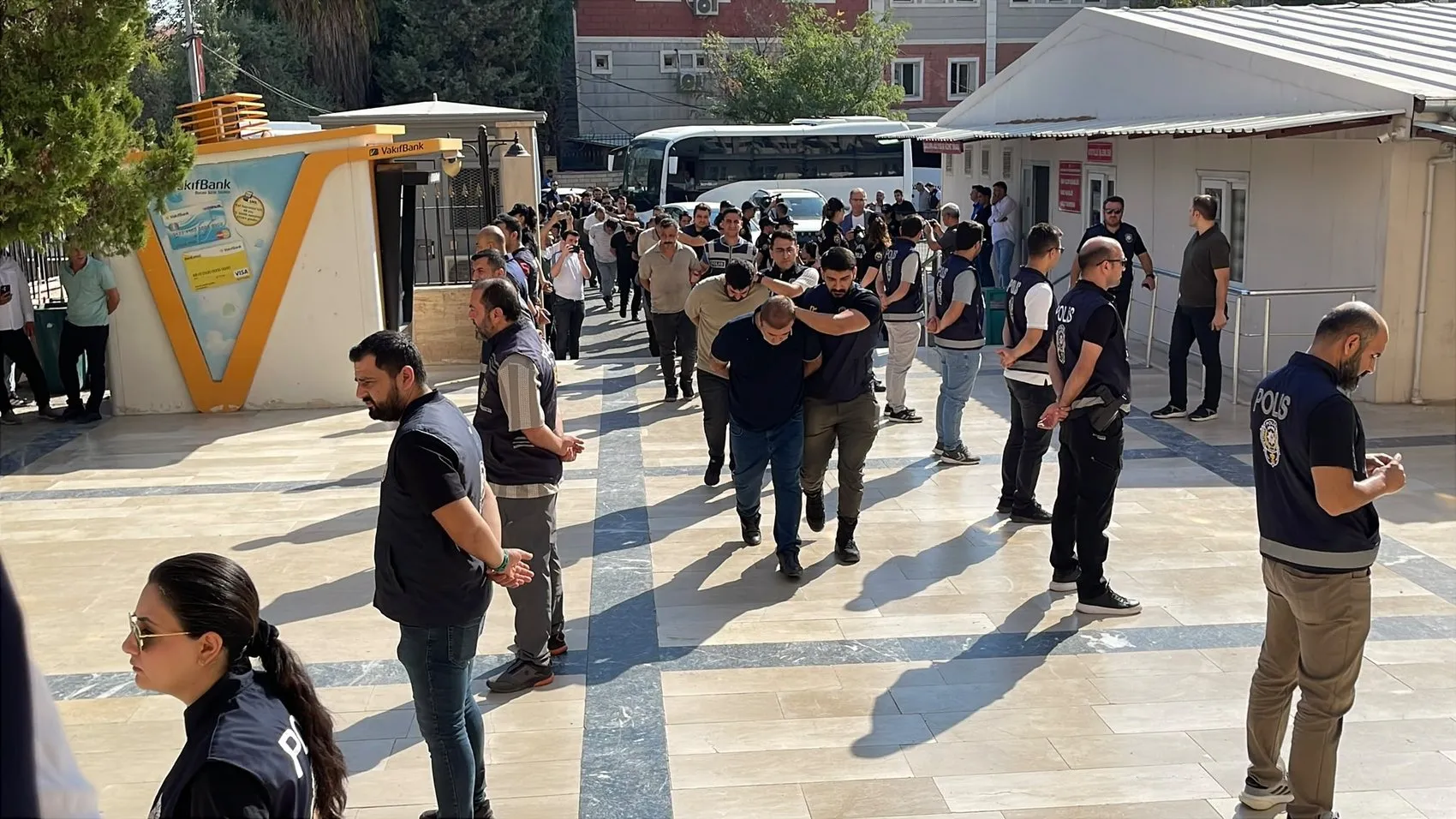 Milyarlarca liralık bahis vurgunu: 5 ilde eş zamanlı operasyonla çökertildi