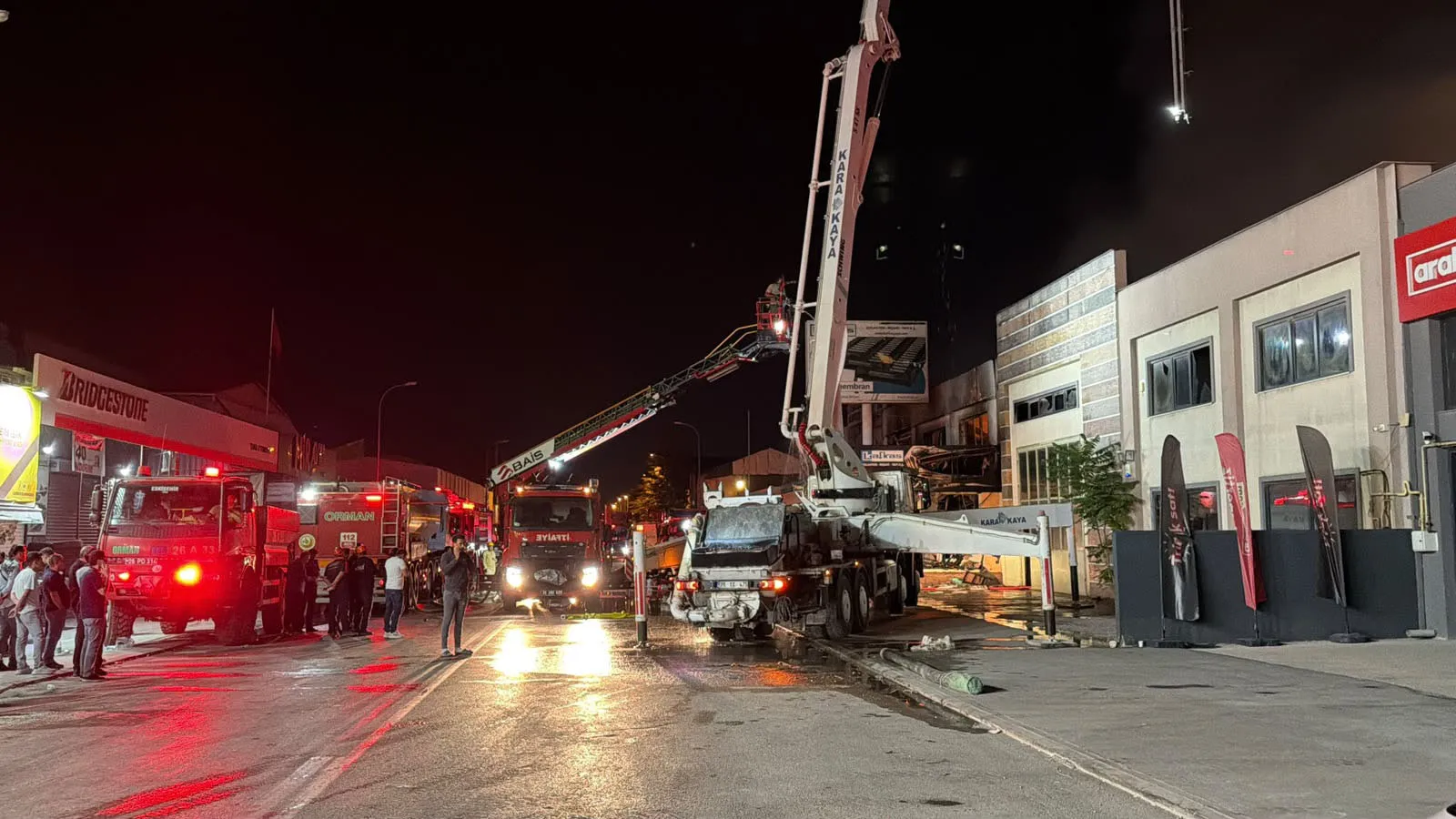 Baksan Sanayi Sitesi'nde geceyi aydınlatan alevler: TOMA'lar söndürme çalışmalarına katıldı