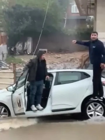 Sultanbeyli'de yol çöktü: Otomobilin devrilmemesi için kapıya asıldılar