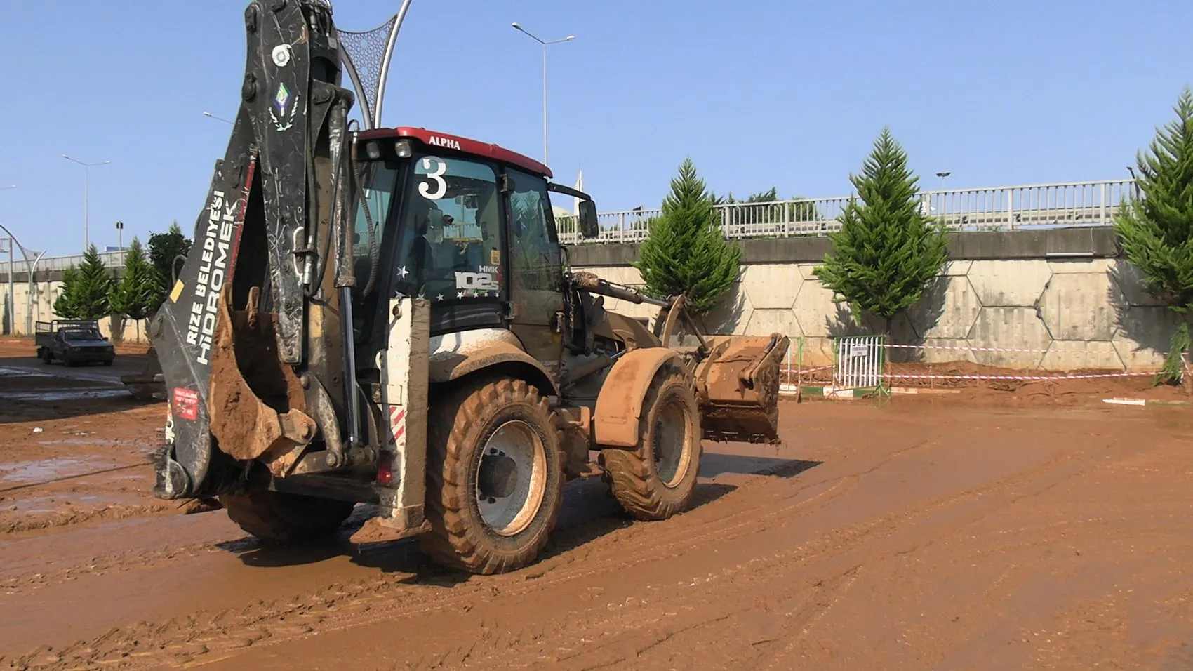 Rize'de selin ardından geriye balçıkla kaplı bir şehir kaldı: Hasar tespiti için seferberlik