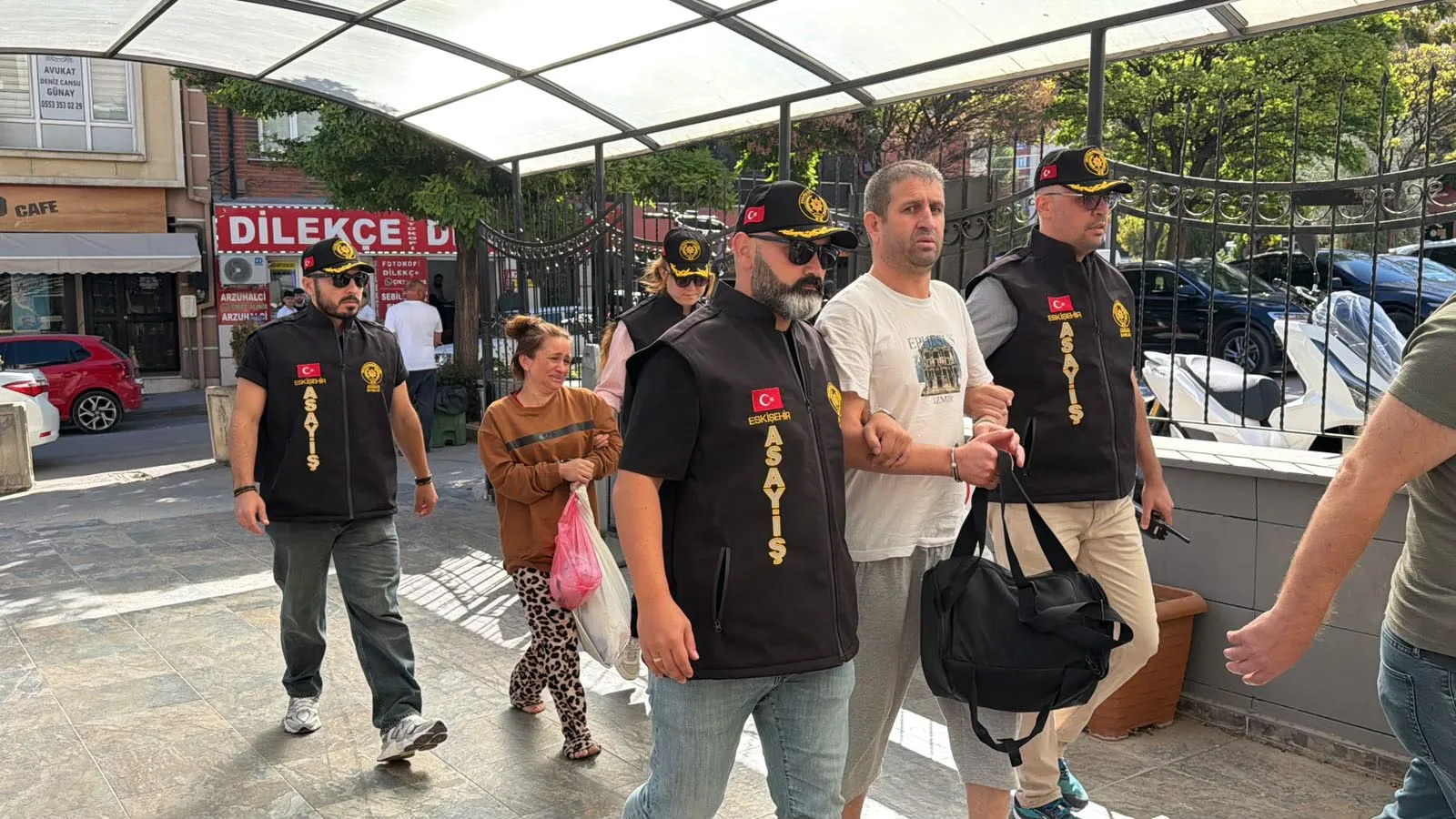 Eskişehir'de hırsızlık dosyaları kabardı: Onlarca yıllık hapis cezası olan firariler kıskıvrak yakalandı