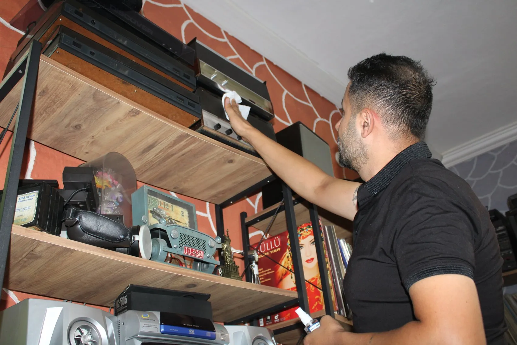 Eşinin doğum günü hediyesiyle başladı: 25 metrekarelik odada 15 bin parçalık zaman tüneli