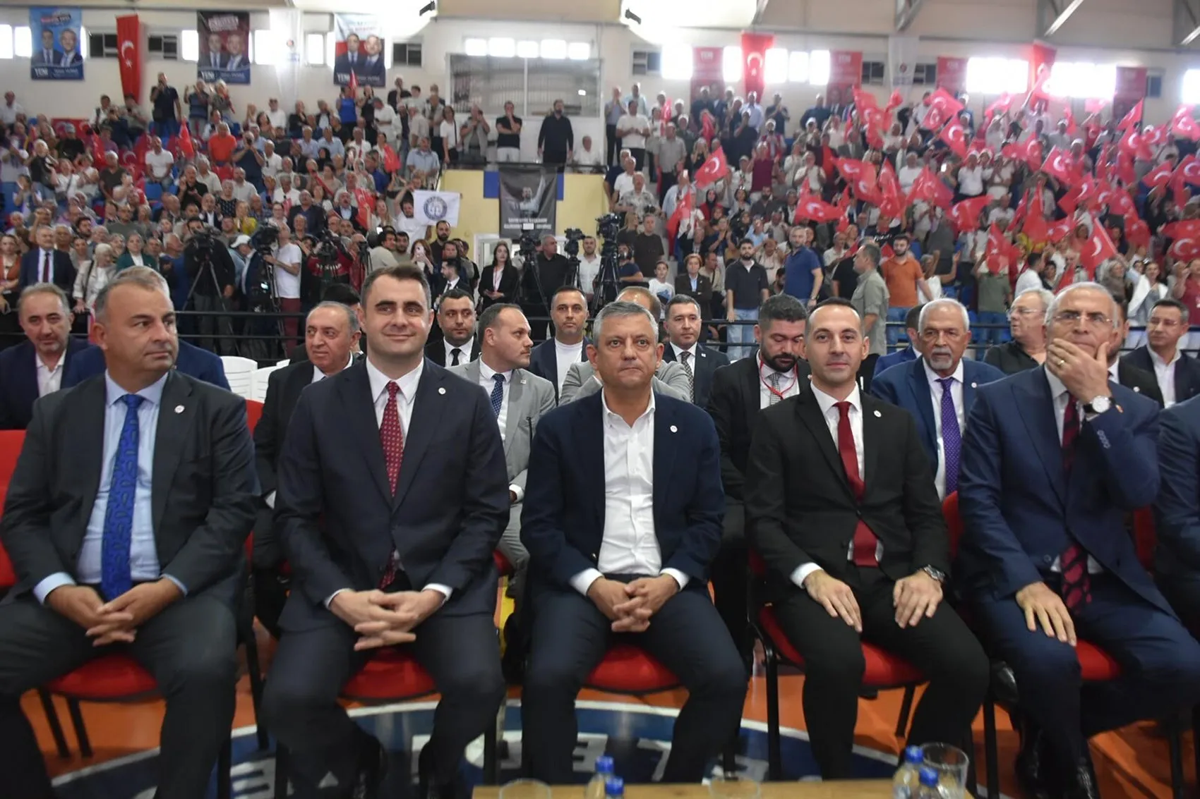 Özgür Özel'den koltuk resti: Başarısız olursam o gün bırakırım