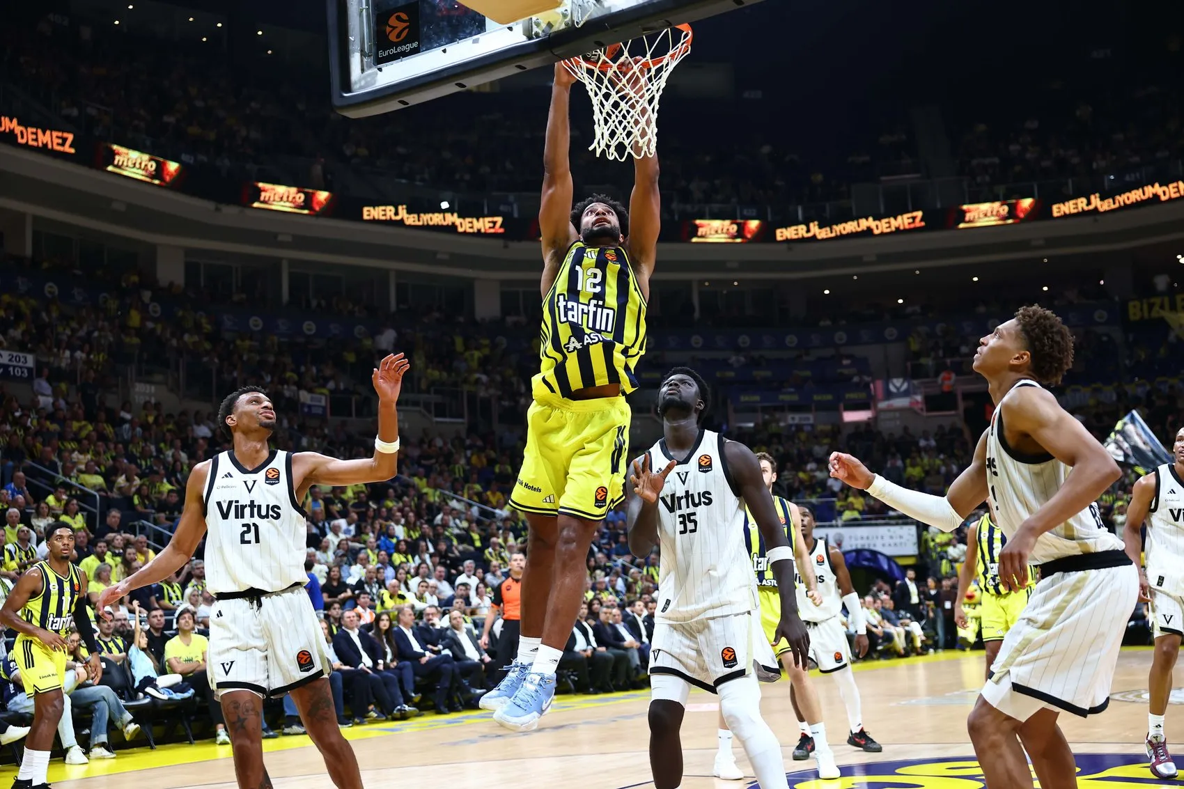 Ülker Arena'da sezon açılışı: Fenerbahçe Tarfin İtalyan rakibini devirdi