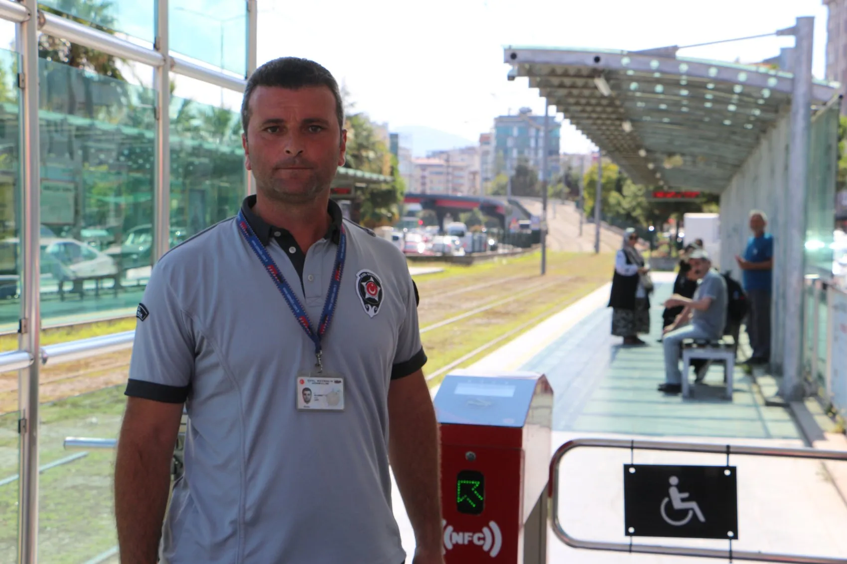 Samsun'da saniyelerle yarış: Tramvay raylarına koşan çocuğu tişörtünden yakalayıp hayata bağladı