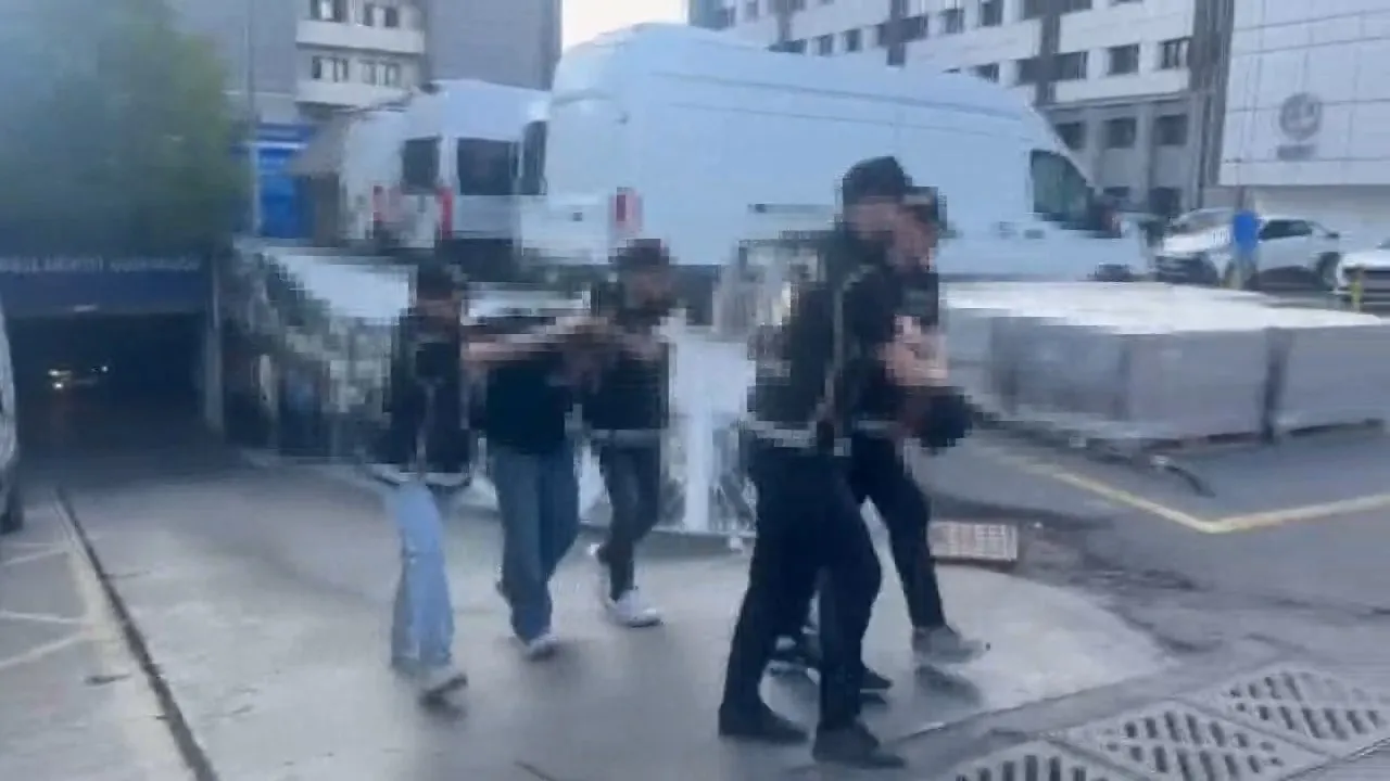İstanbul'da dernek binalarını hedef alan saldırganlar motosikletli kaçış sırasında yakalandı