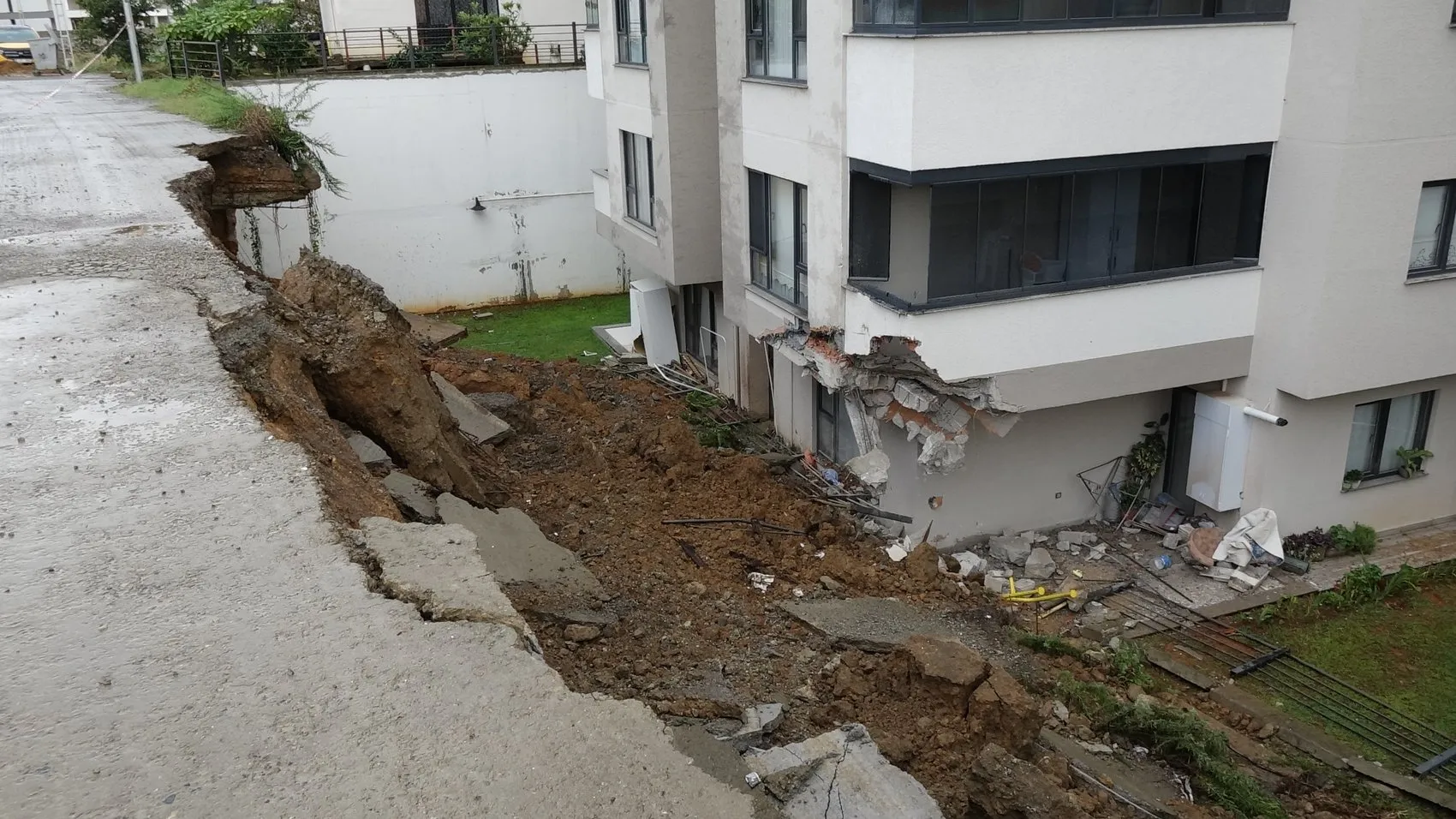 Trabzon'da kabus dolu gece: Metrekareye düşen 50 kilogram yağış şehri felç etti
