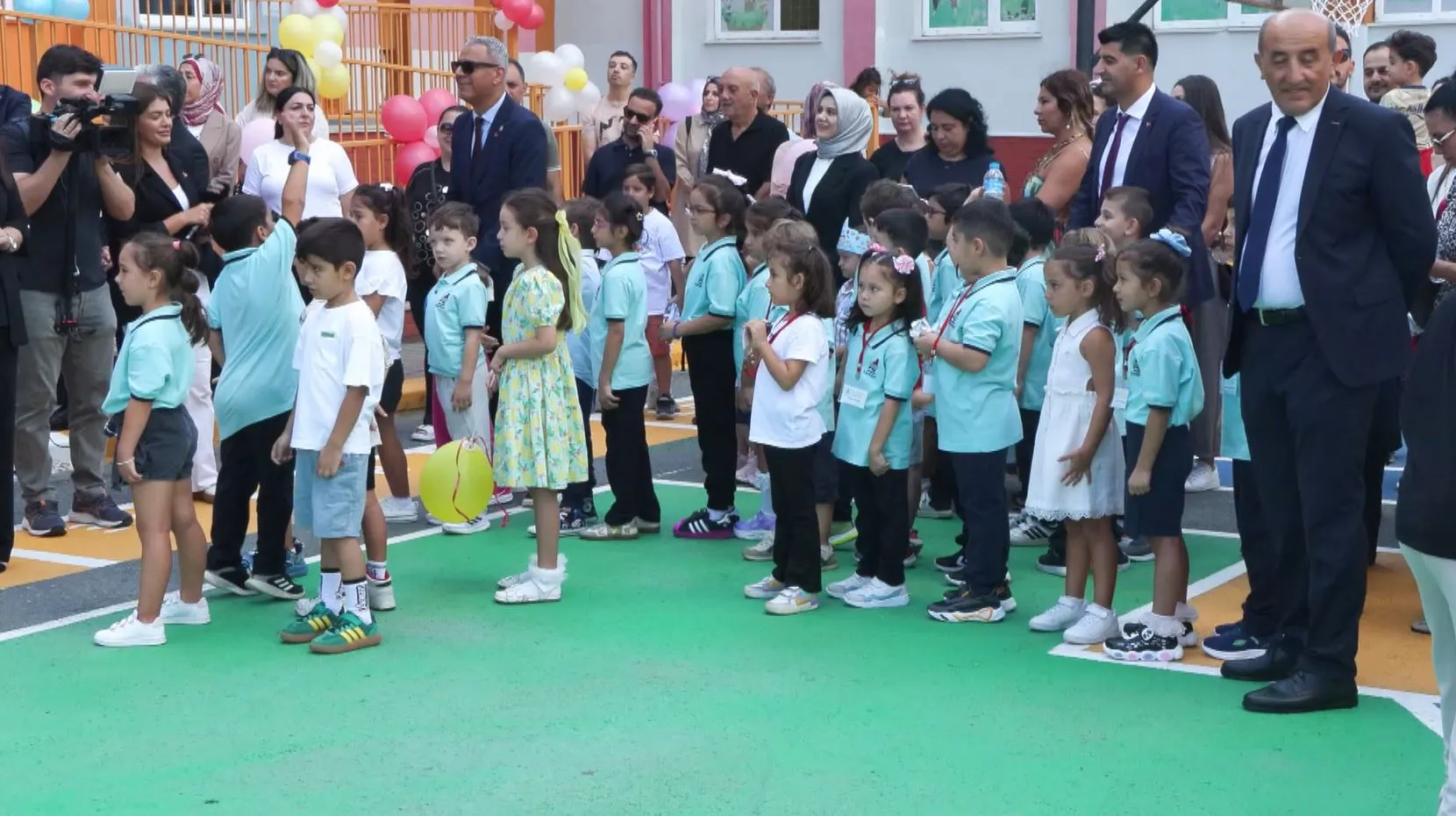 İstanbul'da okul zili bu kez minikler için çaldı: Milyonlarca öğrenci için yeni dönem heyecanı başladı
