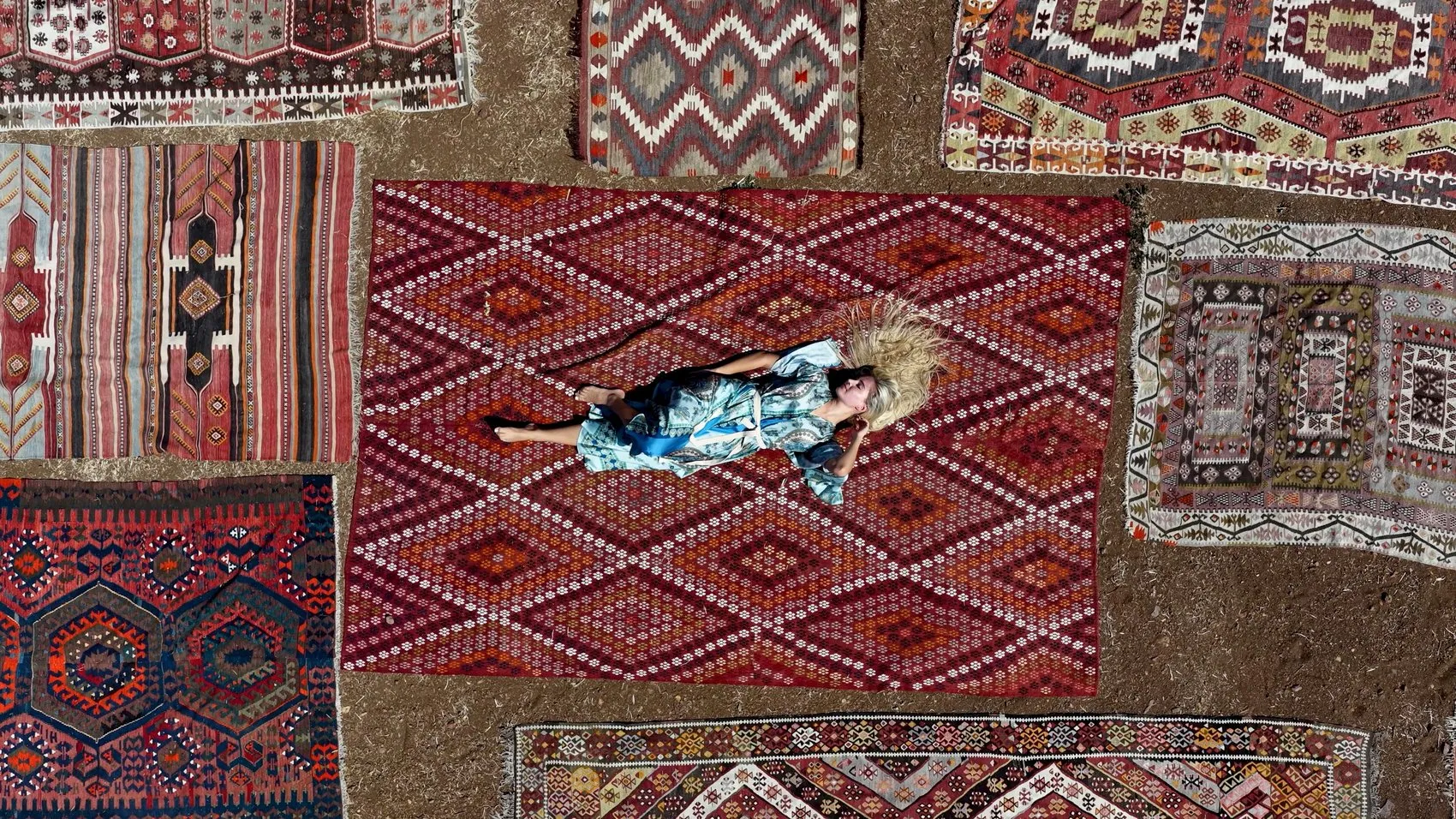 Antalya'nın renkli halı tarlalarında bir kraliçe: Isabella Rossini geleneksel dokumalarla büyüledi