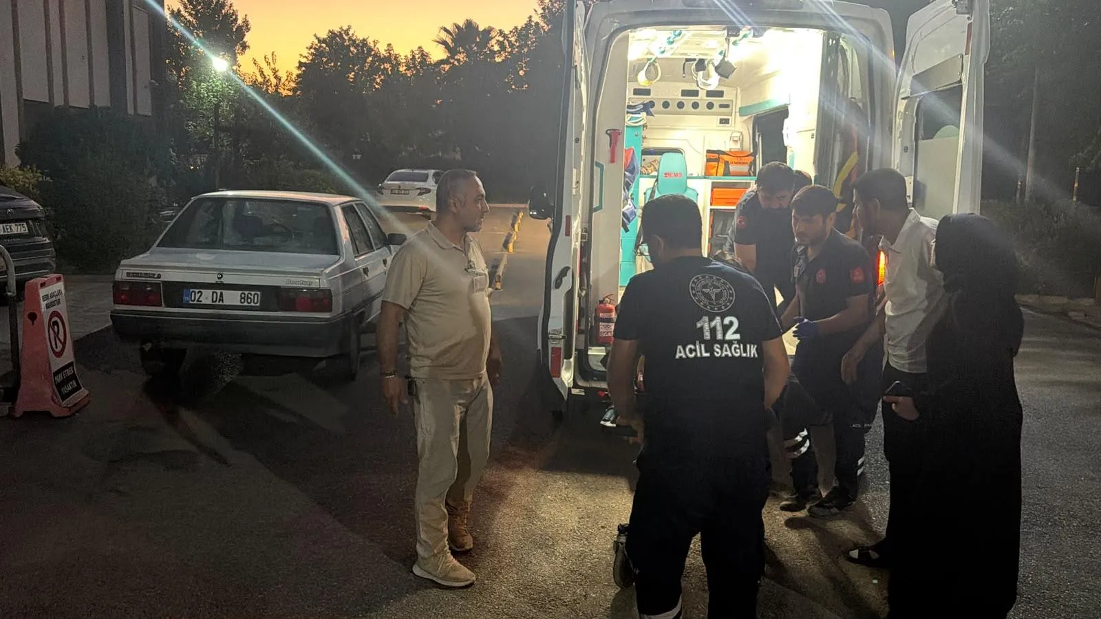 Kahta'da akşam saatlerinde dehşet: Kaldırıma dalan otomobil üç çocuğu yaraladı