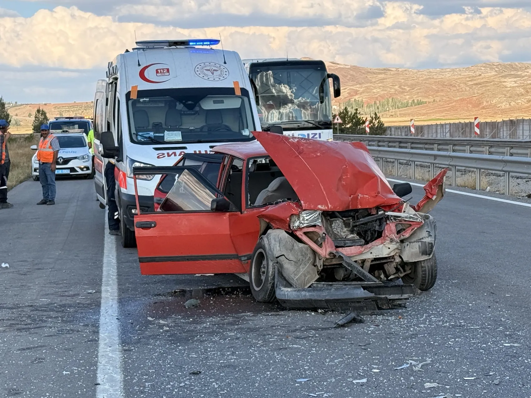 Sivas-Kayseri yolunda dehşet anları: Otomobil TIR'a çarptı, 6 kişi hastanelik oldu
