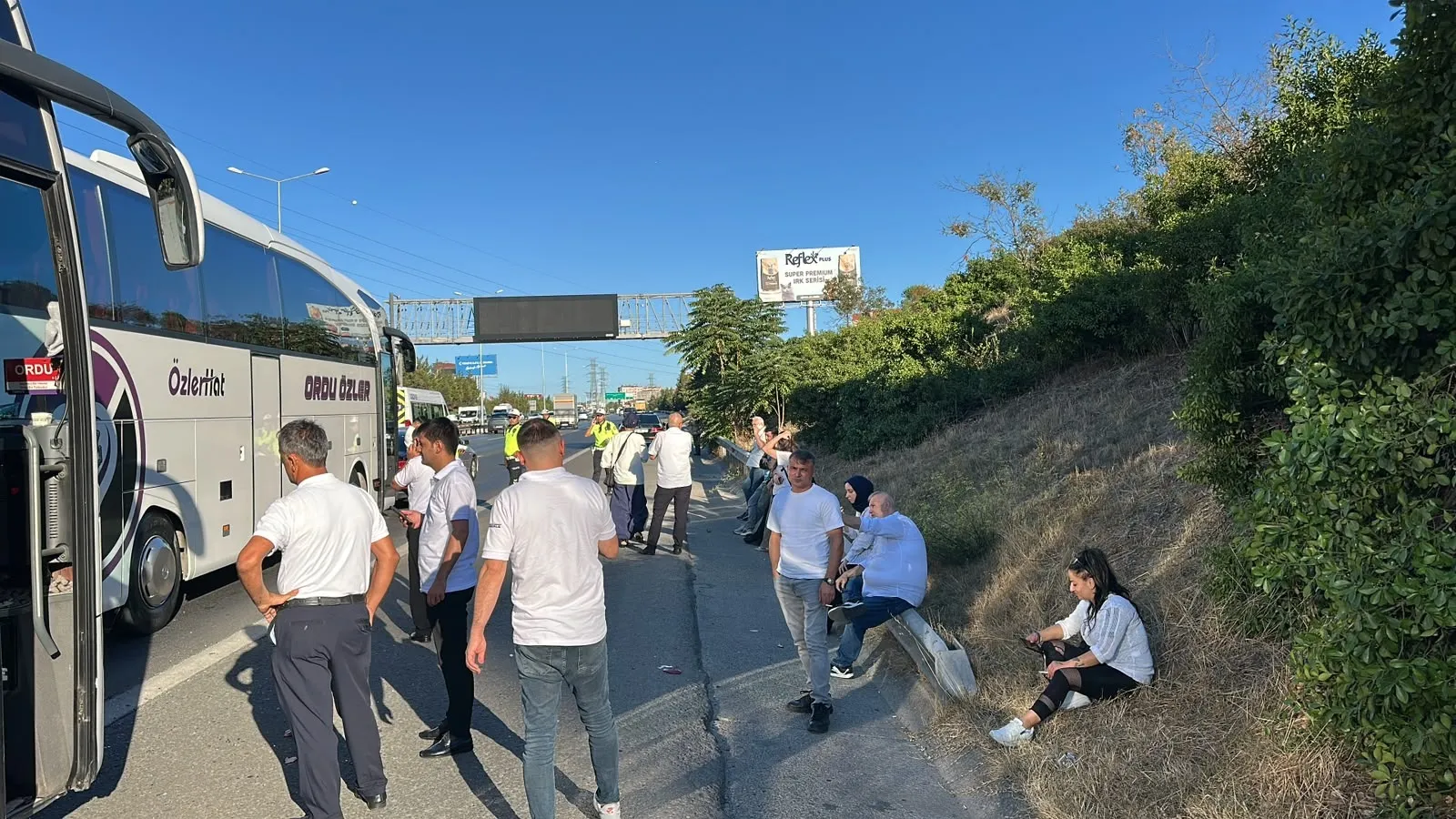 TEM Otoyolu'nda akşam trafiğini kilitleyen zincirleme kaza: Mucizevi şekilde kimse zarar görmedi
