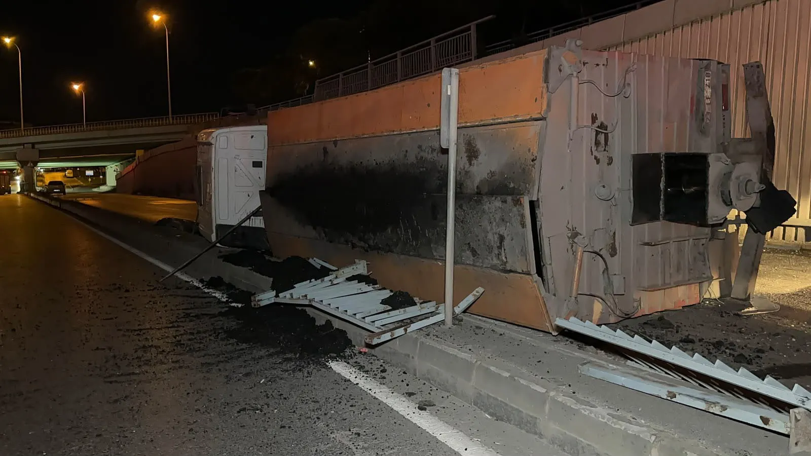 Avcılar'da gece yarısı dehşeti: Asfalt kamyonu alt geçide uçtu