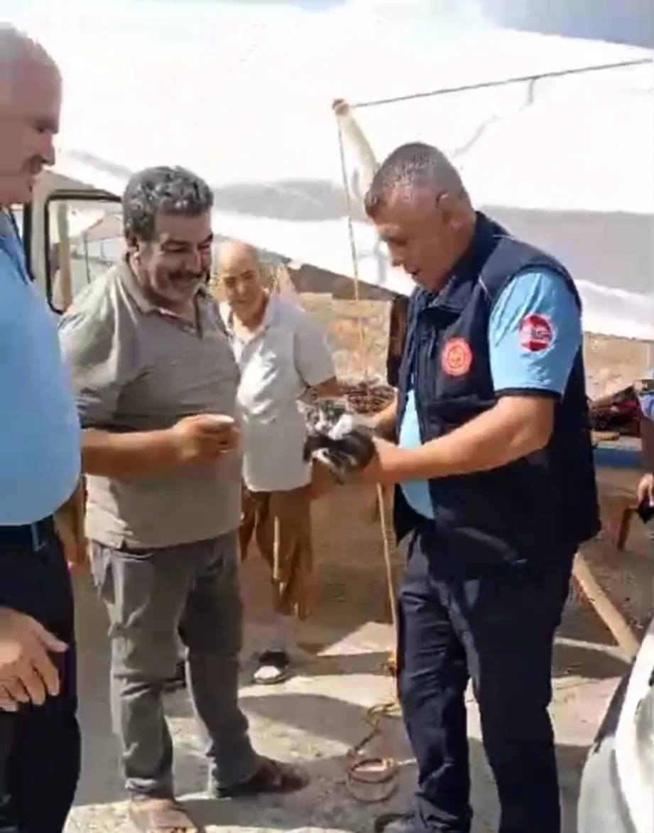 Pazarcı esnafının sabah sürprizi: Minibüsün motorundan gelen ses herkesi harekete geçirdi