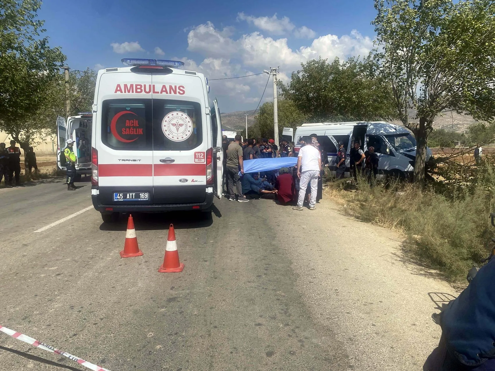 Alaşehir'de tarım işçilerini taşıyan minibüs kontrolden çıktı: 14 yaralı