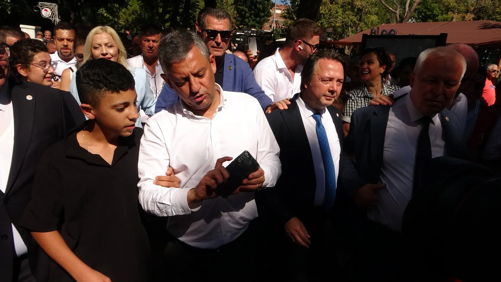 Özgür Özel'den çiftçiye geçim garantisi: Otoyol müteahhitlerine var da köylüye neden yok?