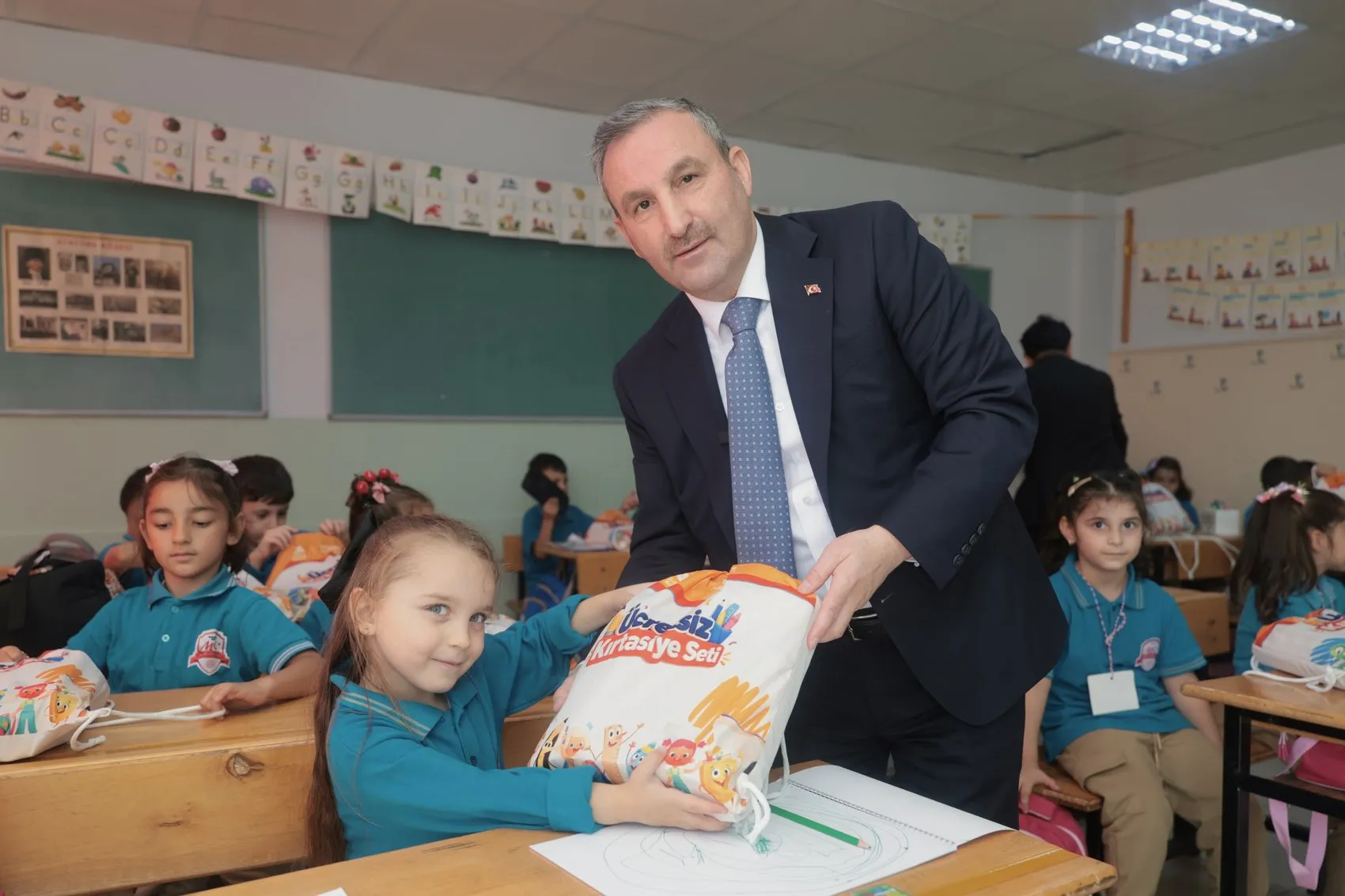 Sultanbeyli'de okul heyecanı belediyenin desteğiyle ikiye katlandı