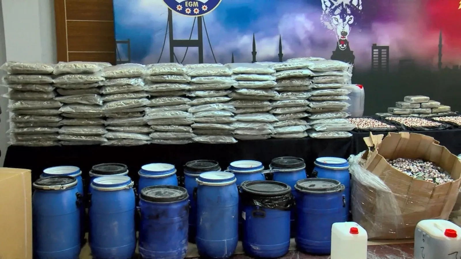 İstanbul Narkotik Polisi Zehir Tacirlerine Göz Açtırmıyor: Bir Ayda Tonlarca Uyuşturucu Ele Geçirildi