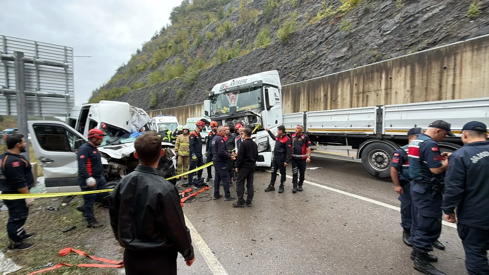 Bartın-Karabük yolunda tünel çıkışında can pazarı: Bir sürücü hayatını kaybetti