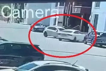 Diyarbakır'da site içinde korku dolu anlar: Kontrolden çıkan otomobil duvara çakıldı