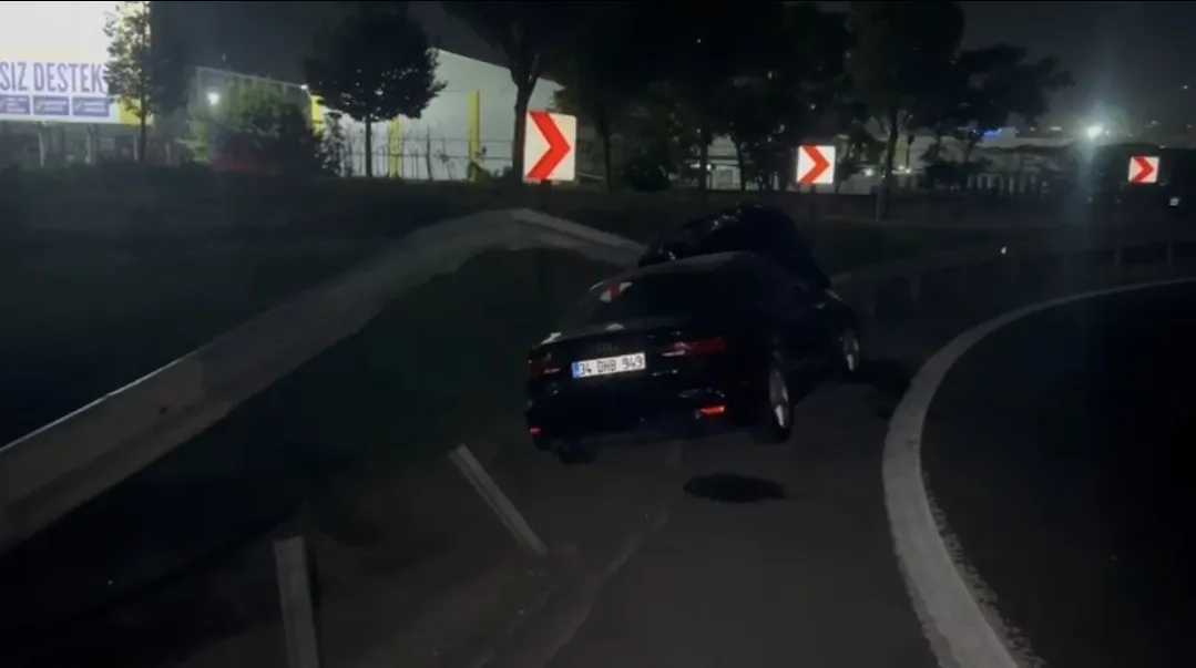 Basın Ekspres Yolu'nda gece yarısı dehşeti: Virajı alamayan otomobil refüje saplandı