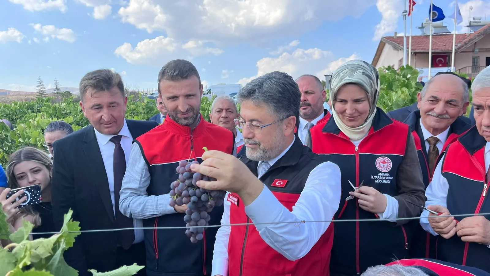 Üzüm bağlarında yüzleri güldüren rekolte: Bakan Yumaklı'dan devasa üretim tahmini