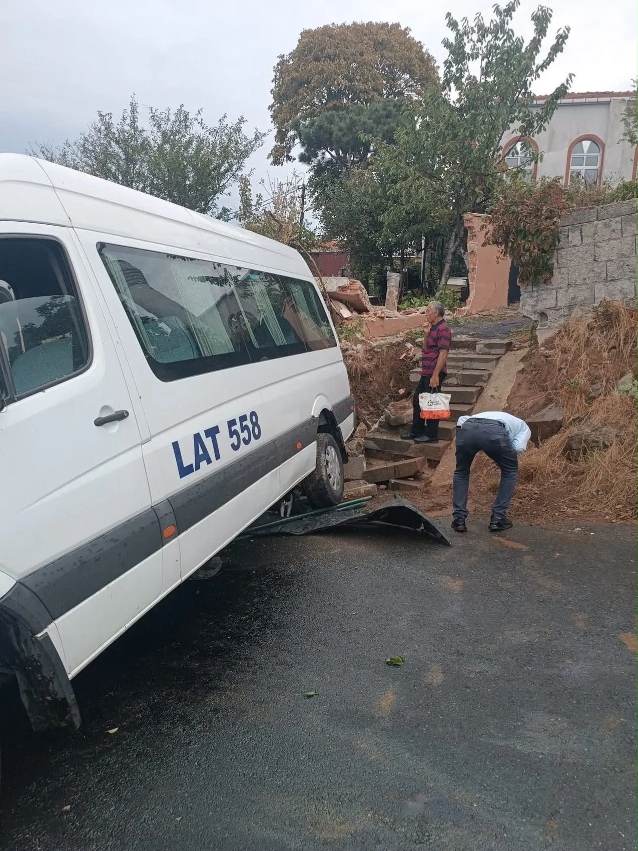 Sarıyer'de okul servisi duvara çarptı: Şoförün durumu ciddiyetini koruyor