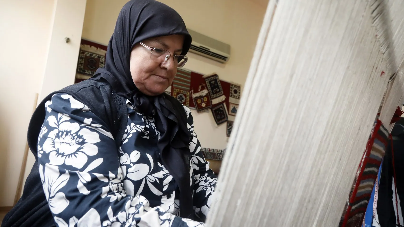 13 yaşında kendi evini inşa ettiren zanaatkar: Halı tezgahında geçen bir ömür