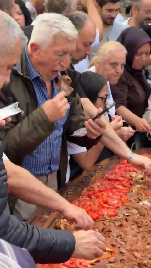 Bursa'nın fetih yıl dönümünde devasa lezzet şöleni: 3 metrelik tepside 50 kilo İskender