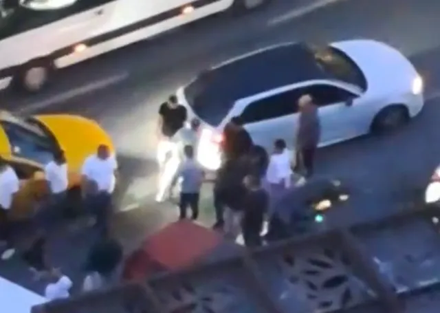 Esenyurt'ta trafik magandalığı: Taksi şoförüne yumruklu saldırı anbean görüntülendi