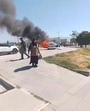 Aksaray'da hastane çıkışı korku dolu anlar: Otomobil bir anda alev topuna döndü
