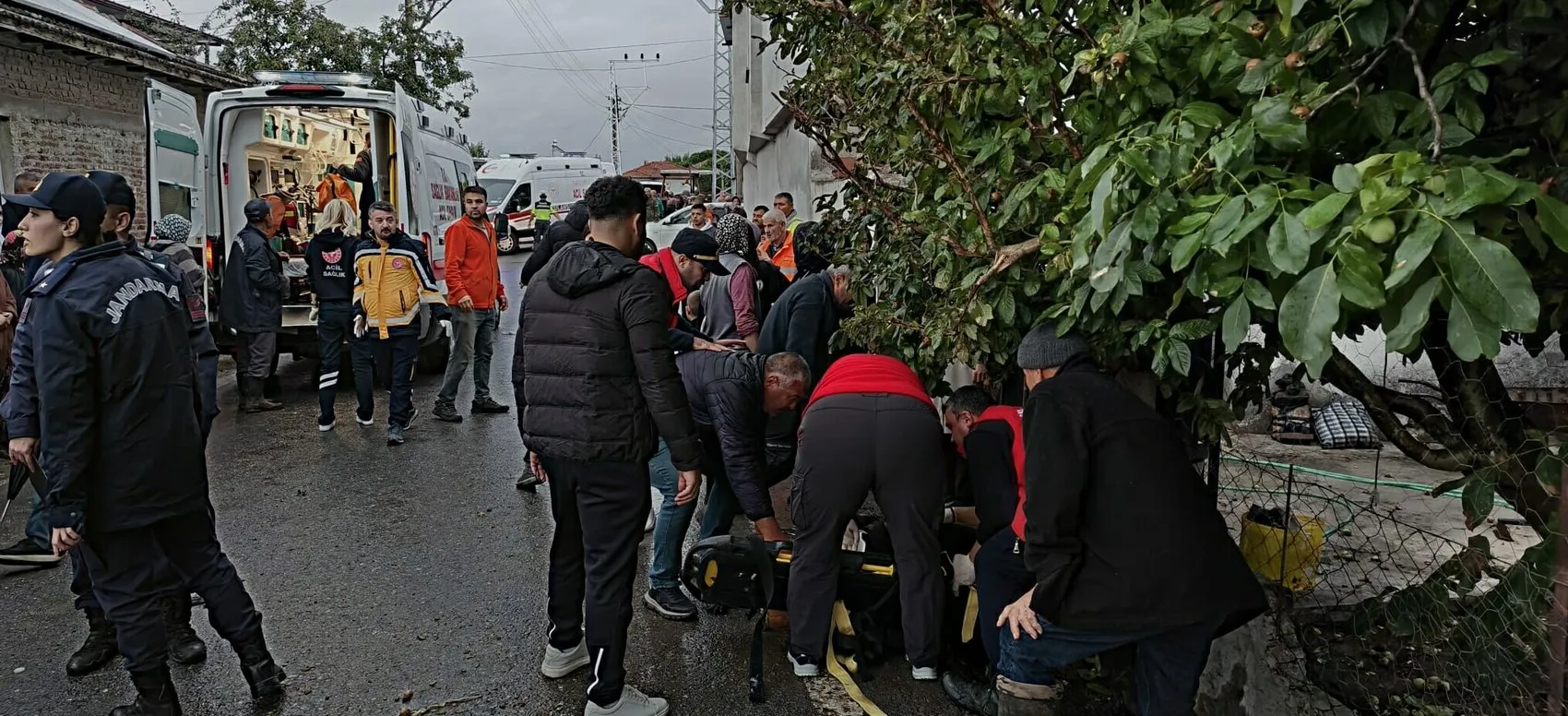 İvrindi'de tarım işçilerini taşıyan römork dehşeti: 23 yaralı