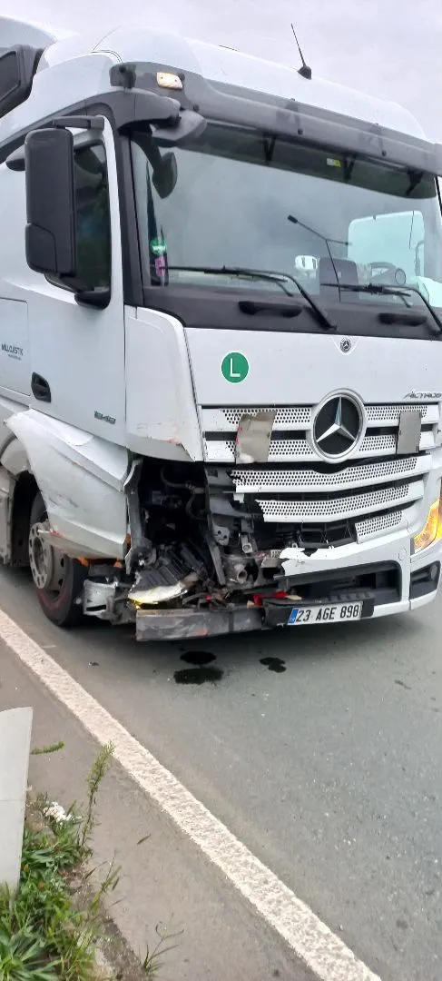 Saniyelerle gelen mucize: Ailesini araçtan indirdi, kendisi ağır yaralandı