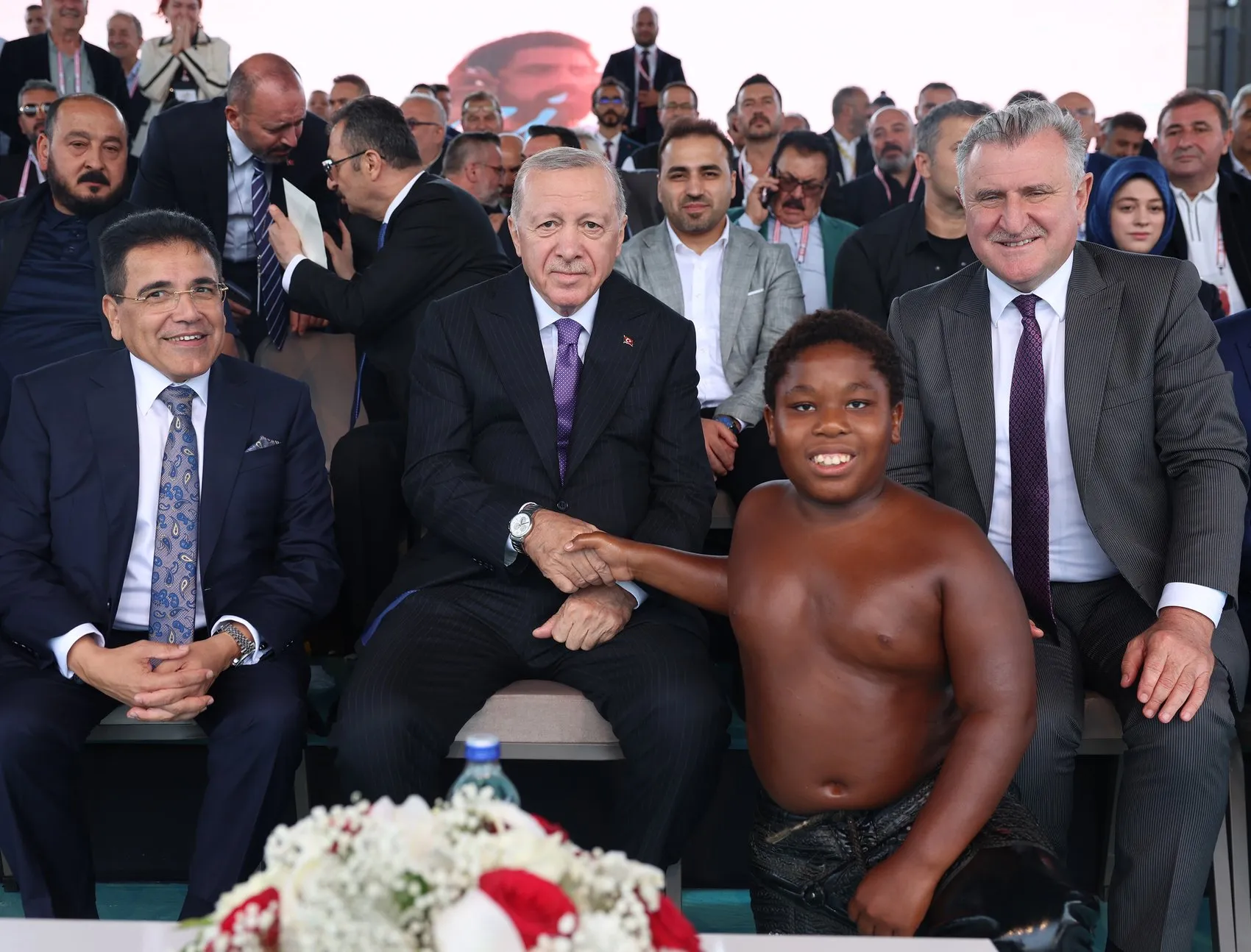 Er meydanında duygusal anlar: Cumhurbaşkanı Erdoğan küçük pehlivanla yakından ilgilendi