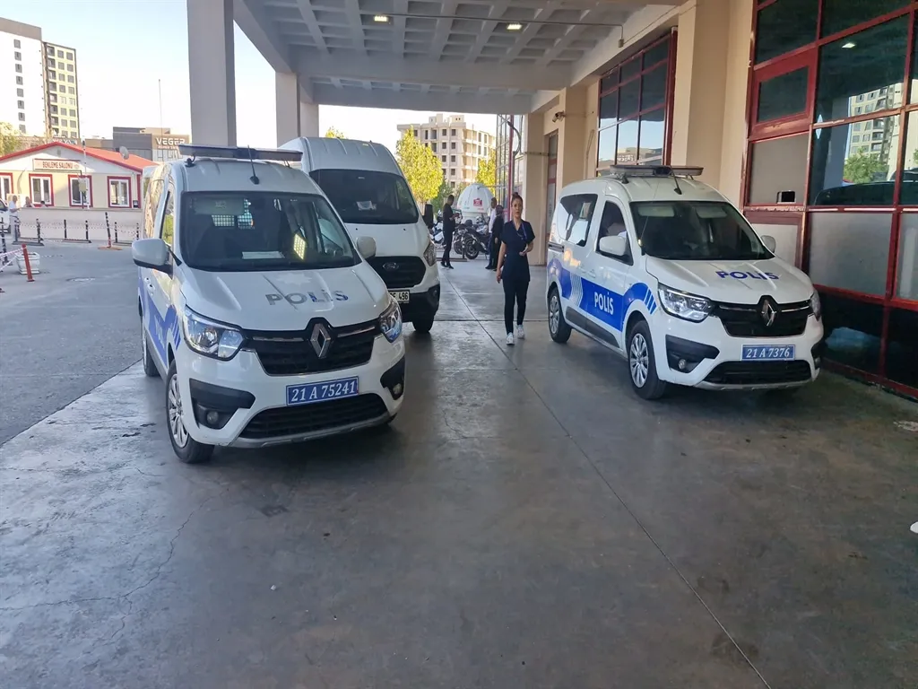 Diyarbakır'da kırmızı ışık dehşeti: Çapraz ateşe tutulan araçtan hastaneye dramatik kaçış