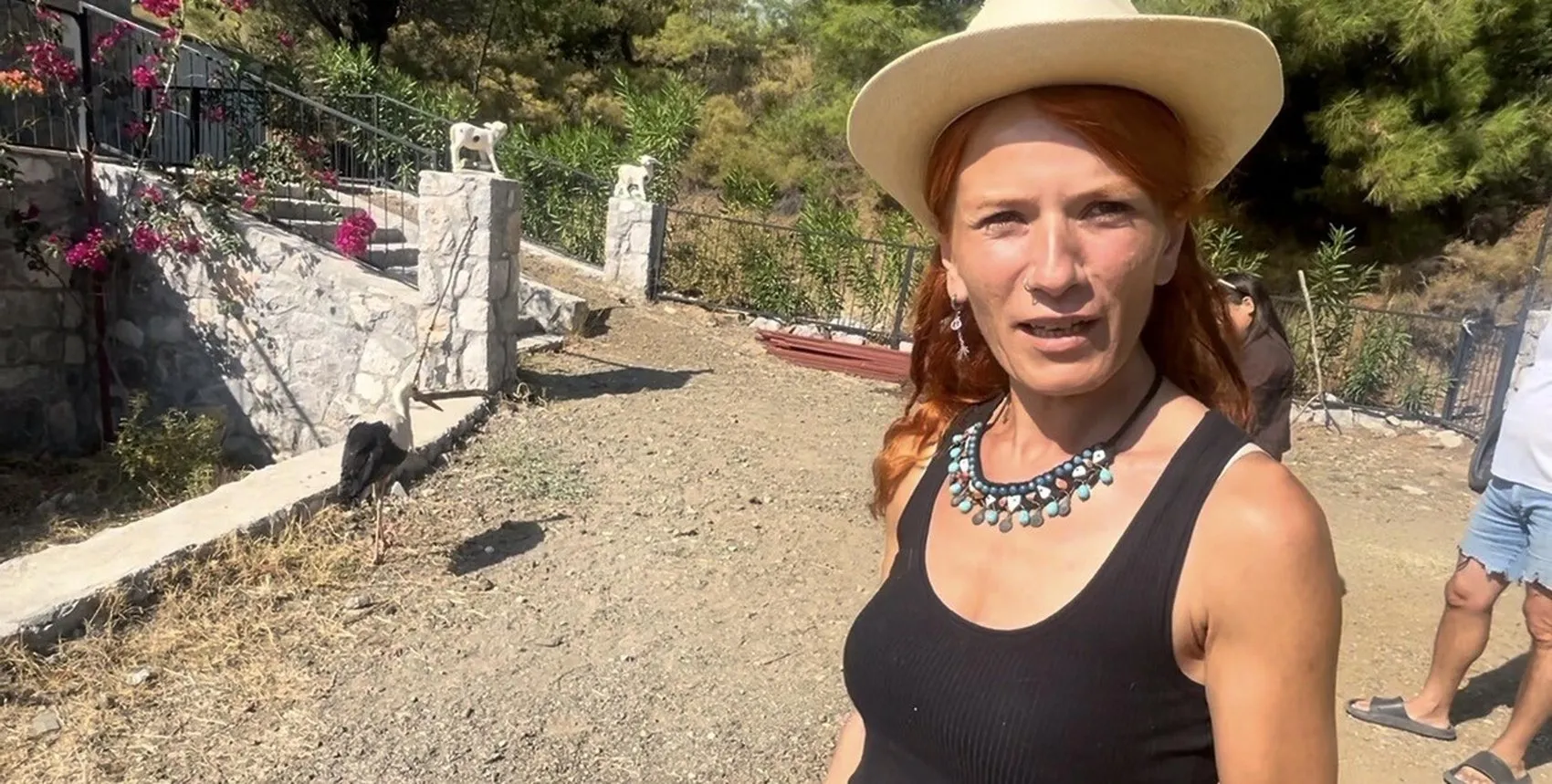 Fethiye'de beklenmedik misafir: Site sakinleri leyleğe kol kanat gerdi