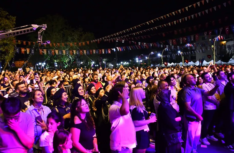Yenişehir'de Cengiz Kurtoğlu rüzgarı: Sahneden inmesi iki saat sürdü
