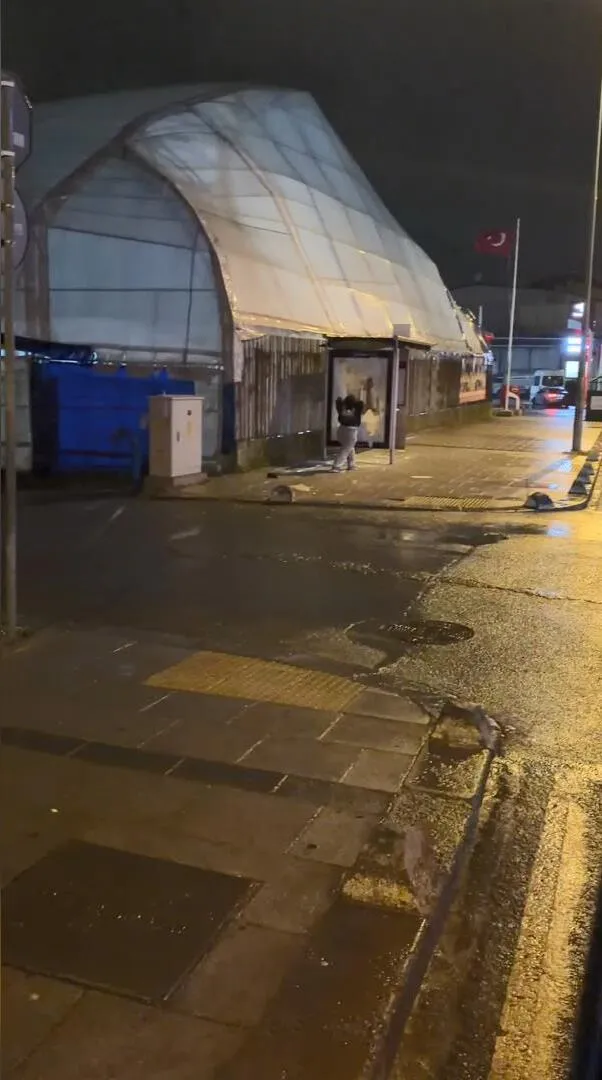 Arnavutköy'de gece yarısı dehşeti: Durağı taşladı, çevreye hakaretler yağdırdı