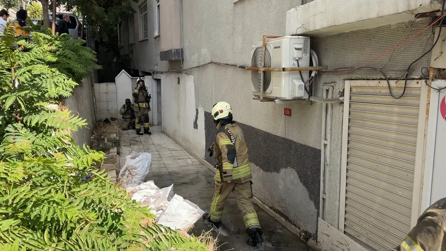 Avcılar'da korku dolu anlar: Elektrik panosundan yükselen dumanlar binayı esir aldı