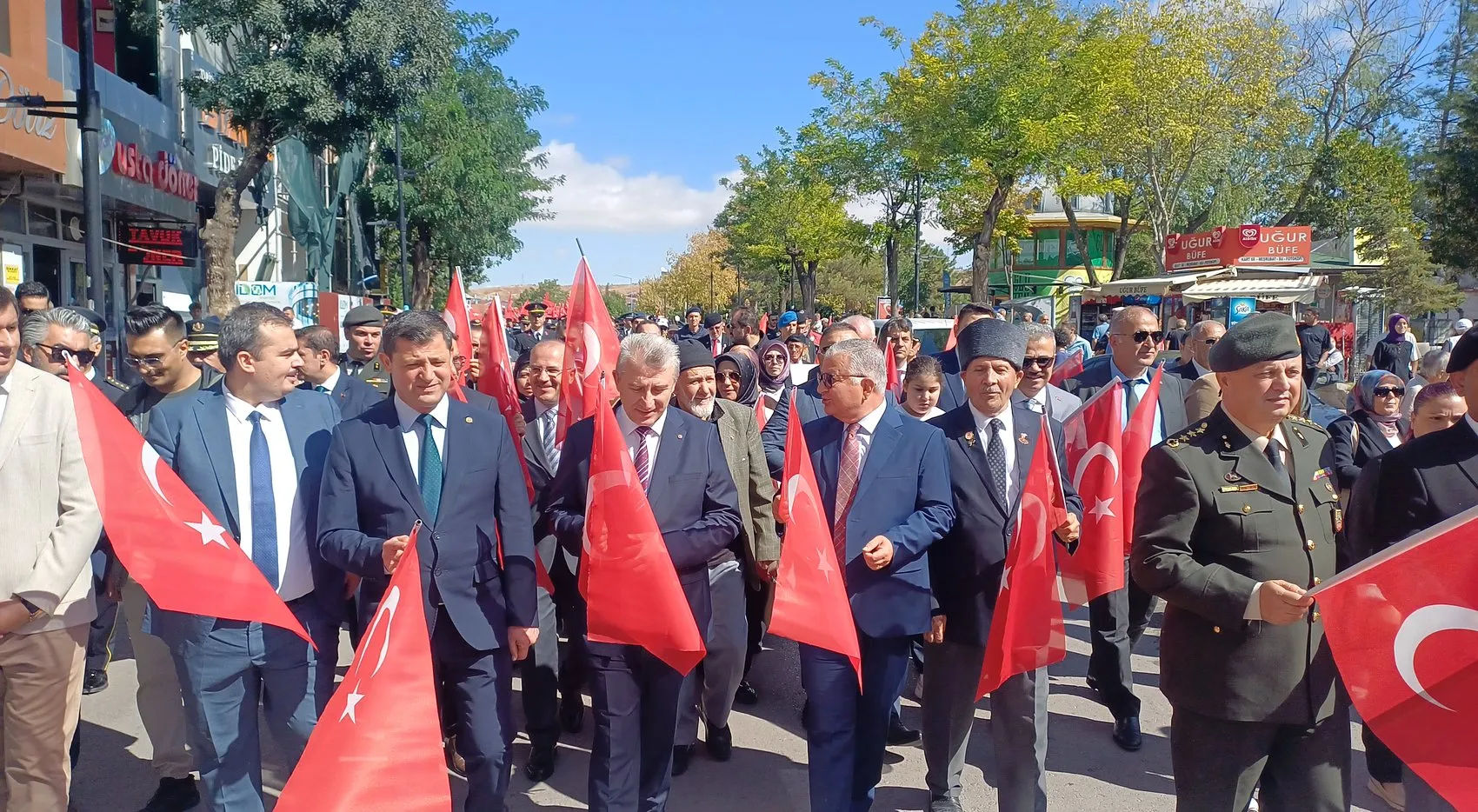 Aksaray sokaklarında yankılanan o ses: Atatürk'ün hatırasını 76 yaşında yaşatıyor
