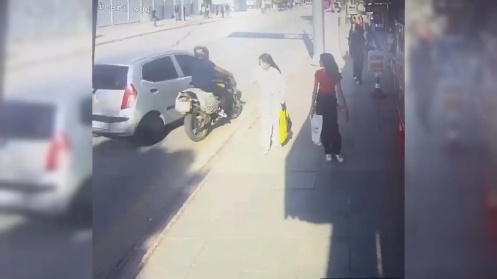 Malatya'da motosiklet kazası kamerada: Çarpışma anı saniye saniye kaydedildi